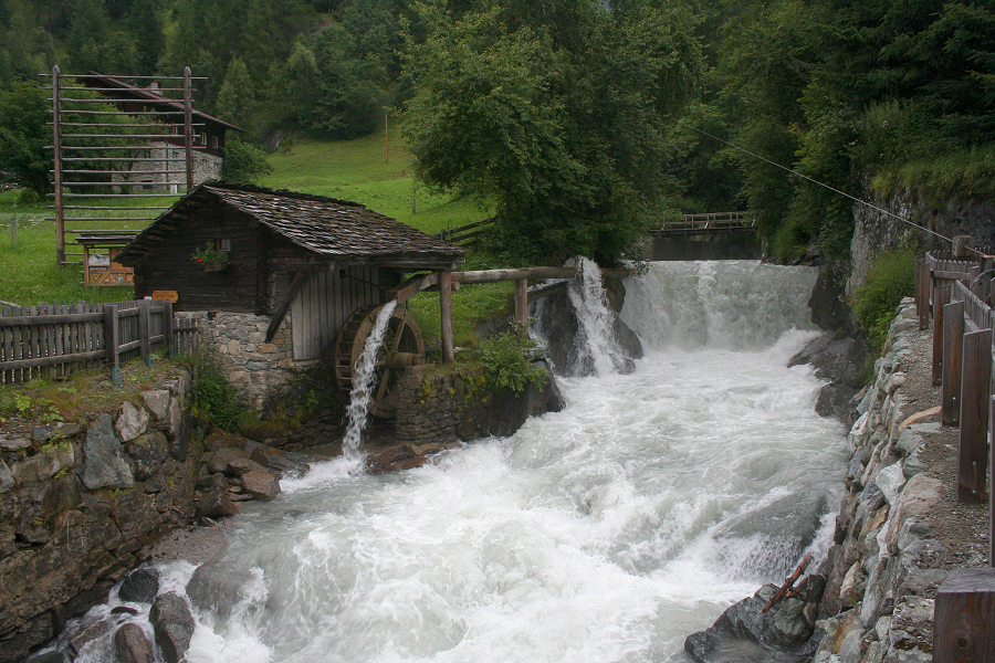 6608_De Dorferbach met watermolentje, Hinterbichl.JPG